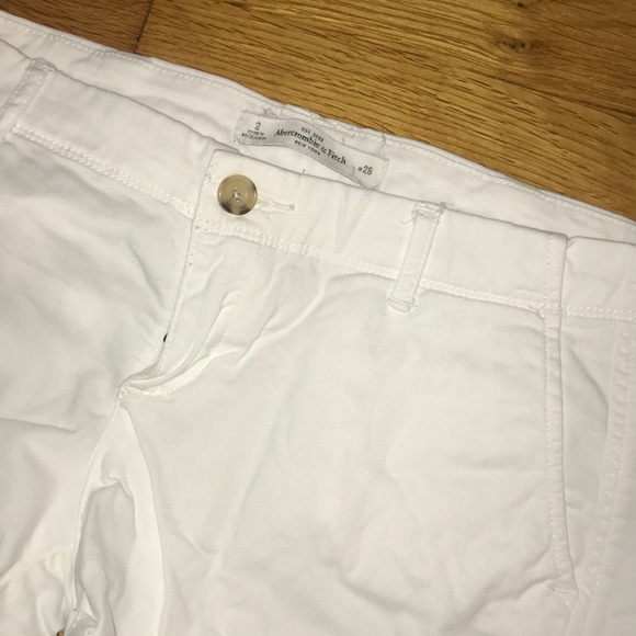 A&F white cuffed shorts - Picture 2 of 3